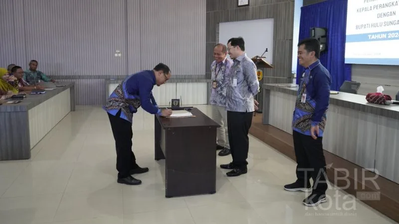 Disaksikan Bupati, Kepala SKPD Pemkab HST Tandatangani Perjanjian Kinerja 2024