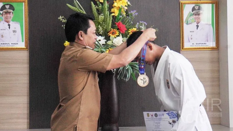 Kalungkan Medali kepada Atlet ASKI, Bupati Balangan Janjikan Bonus
