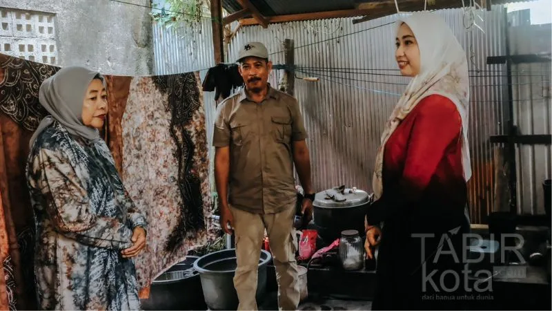 Bina IKM, Ketua Dekranasda HST Dorong Pengrajin Sasirangan Berkembang dan Berdaya Saing