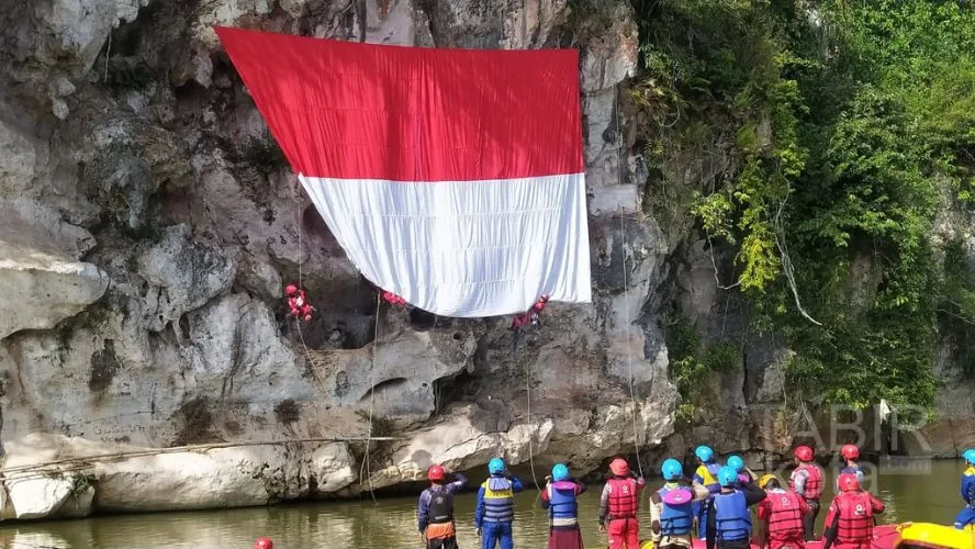 Peringatan Proklamasi 17 Mei 1949, VRI Kalsel Kibarkan Merah Putih Raksasa di Tebing Batu Bini