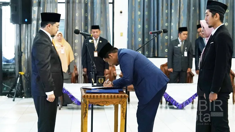 Lantik 83 Pejabat, Bupati HST Ingatkan Jabatan untuk Pengabdian