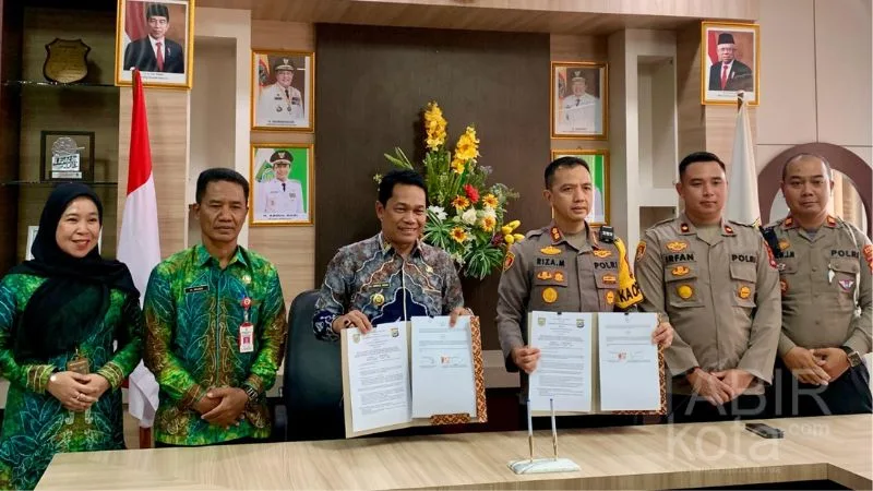 Dukung Pemasangan E-TLE oleh Polres, Bupati Balangan Pimpin Penyerahan Dana Hibah