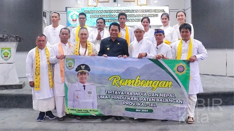Bupati Balangan Lepas Keberangkatan 15 Agamawan Hindu Perdalam Ilmu Agama ke India dan Nepal