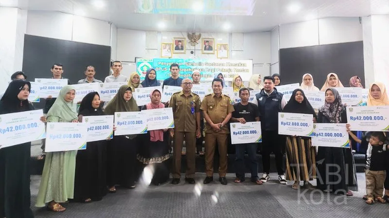 Bupati Balangan Serahkan Santunan JKM kepada 47 Ahli Waris Pekerja Rentan