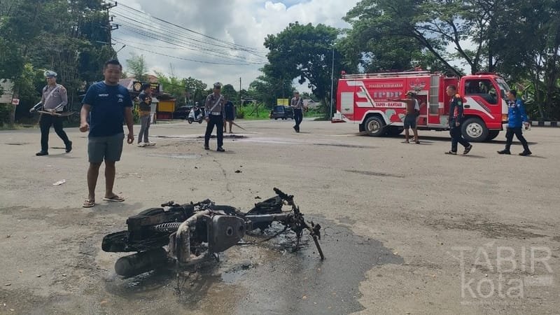 Diduga Korsleting, Sepeda Motor Warga Rantau Mendadak Terbakar Saat Dikendarai