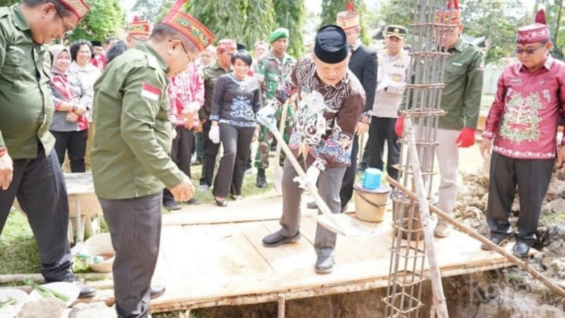 Pj Bupati Barsel Laksanakan Peletakan Batu Pertama Rumah Betang DAD