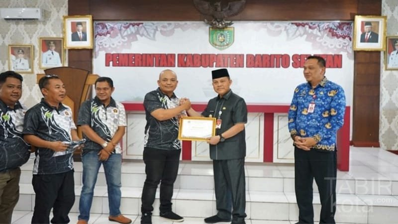 Pj Bupati Barsel Terima Penghargaan dari PWI Pusat