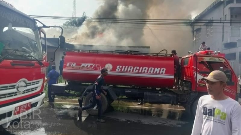 Diawali Ledakan, Rumah Kontrakan di Tambarangan Tapin Hangus Terbakar