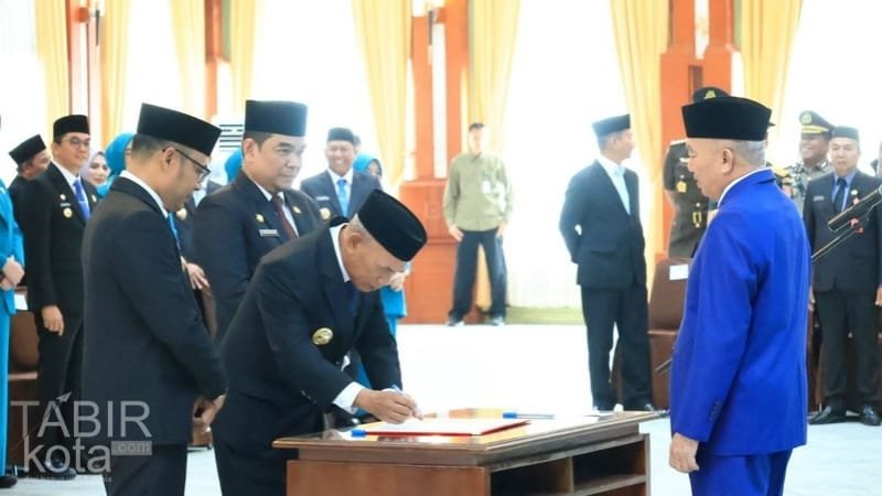 Gubernur Kalsel Serahkan SK Mendagri Pengangkatan Bupati dan Wabup Kotabaru