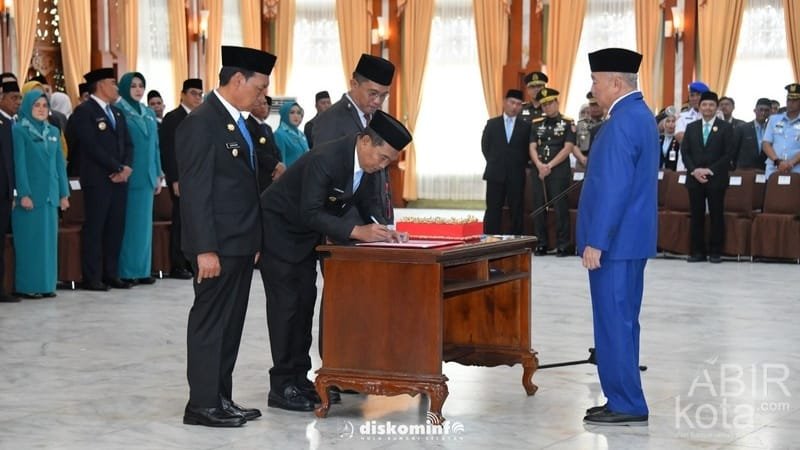 Sertijab, Bupati dan Wabup HSS Terima SK Mendagri dari Gubernur Kalsel