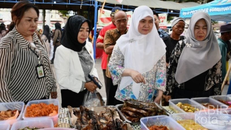 Ketua TP-PKK Barsel Kunjungi Pasar Ramadhan di Plaza Beringin Buntok