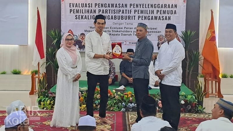 Ngabuburit Pengawasan, Bawaslu HST Berikan Penghargaan Mitra Pemilu ke PWI