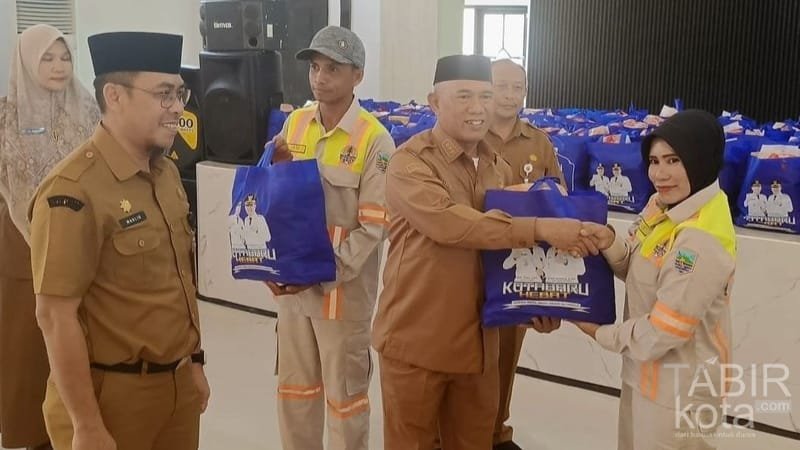 Bupati Kotabaru Bagikan THR dan Paket Lebaran kepada 176 Petugas Kebersihan DLH