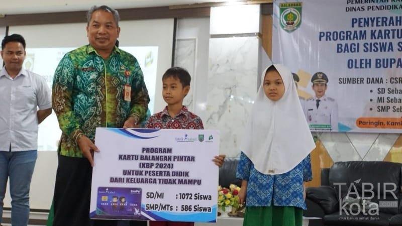 Pemkab Balangan Salurkan Bantauan Pogram Kartu Balangan Pintar Tahap II