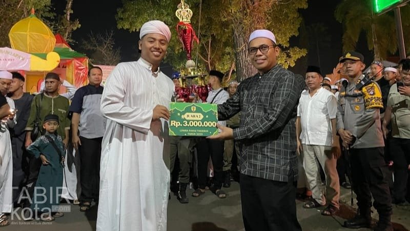 Wabup HST Serahkan Hadiah Juara Pawai Takbiran Idul Fitri