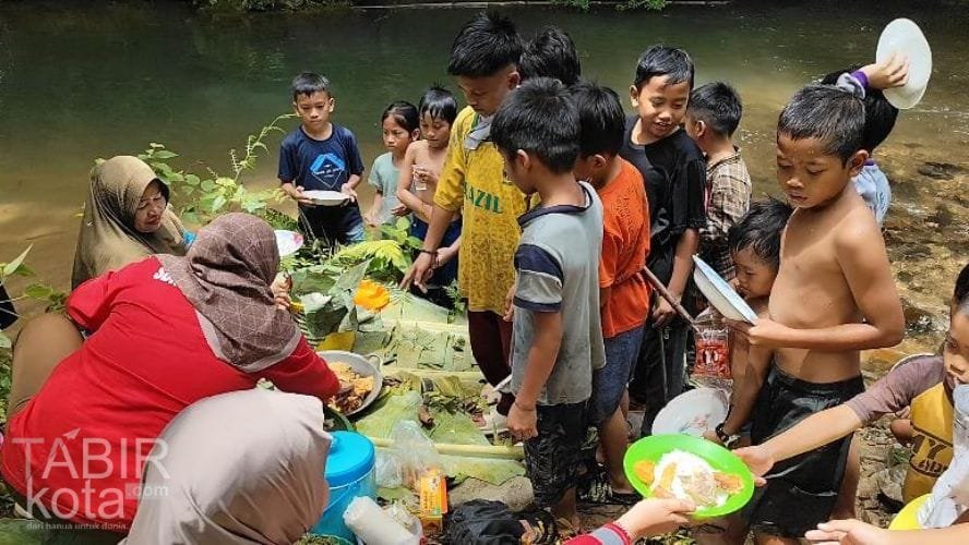 Tanamkan Cinta Lingkungan, Kepsek SDN 1 Datar Ajab HST Ajak Murid Belajar di Kelas Alam