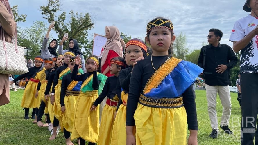 Buka Hari Tari Dunia, Wabup HST Dukung Pelestarian Tradisi dan Budaya