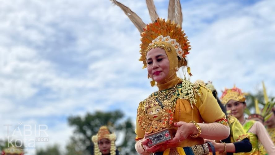 Menari di HTD, Istri Bupati HST Kenakan Topeng Dewi Mayang Kencana