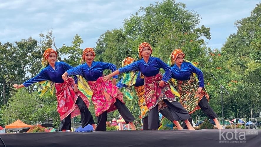 Bawakan Japin Tampur Umbak, Sanggar Ading Bastari Barikin HST Pukau Penonton HTD