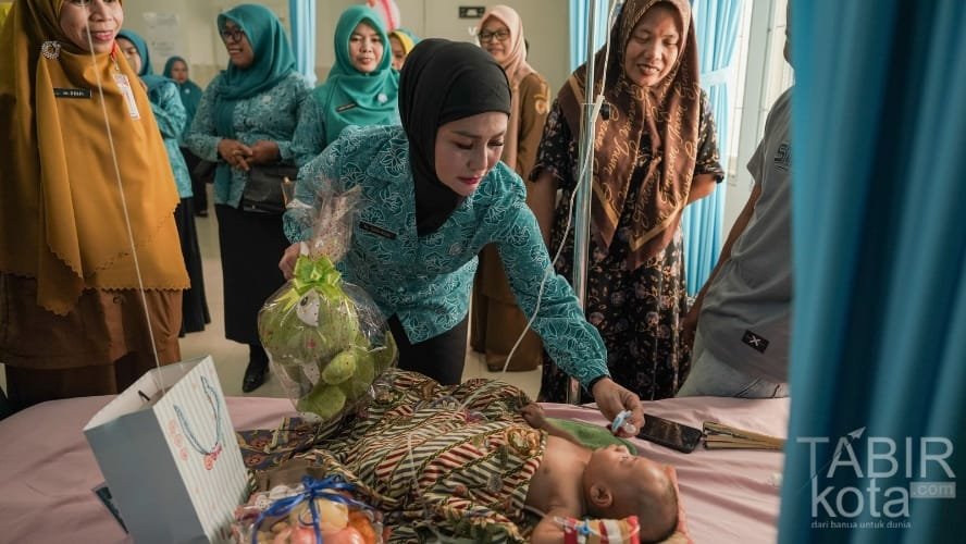 Jenguk Pasien di RSHD Barabai, Ketua TP PKK HST Beri Dukungan Moral