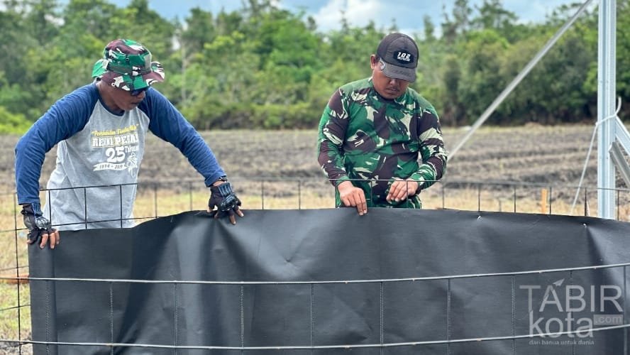 Dukung Ketahanan Pangan Masyarakat, Satgas TMMD Kodim 1012/Buntok Bangun Kolam Ikan