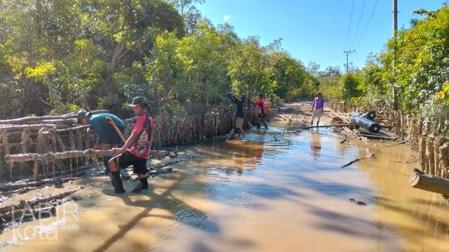 Hadapi Tantangan Geografis, Satgas TMMD Kodim 1012/Buntok Tetap Semangat Bangun Infrastruktur Jalan
