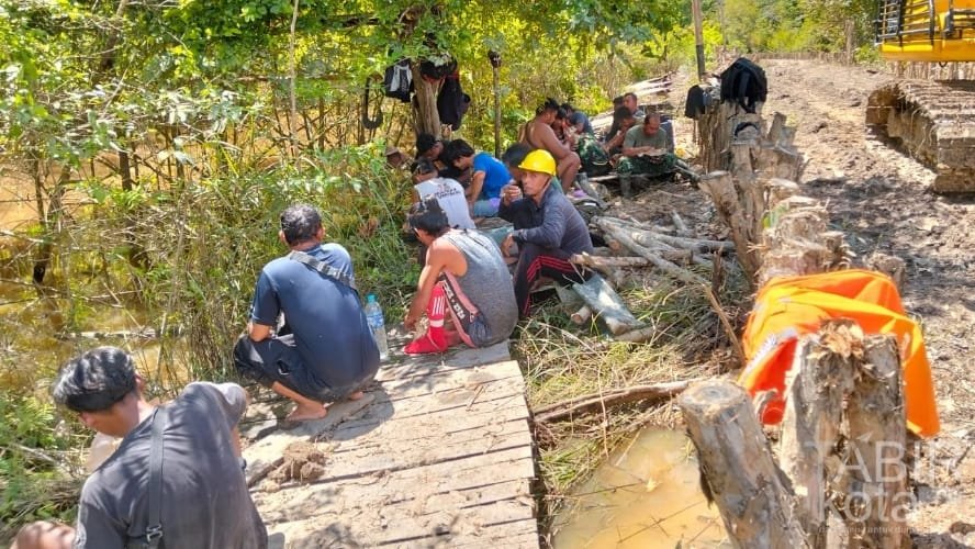 Manfaatkan Waktu Istirahat, Satgas TMMD Kodim 1012/Buntok Bangun Interaksi Positif bersama Warga