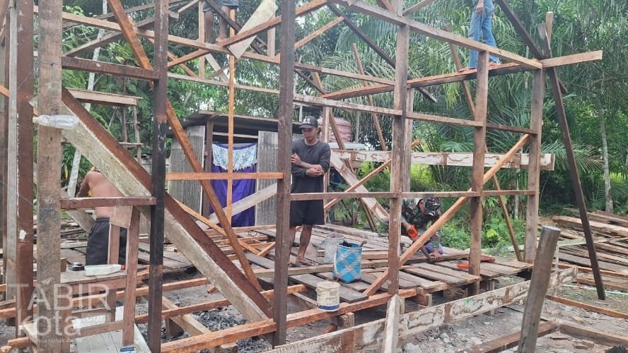 Renovasi RTLH, Satgas TMMD Kodim 1012/Buntok Selesaikan Pemasangan Tiang