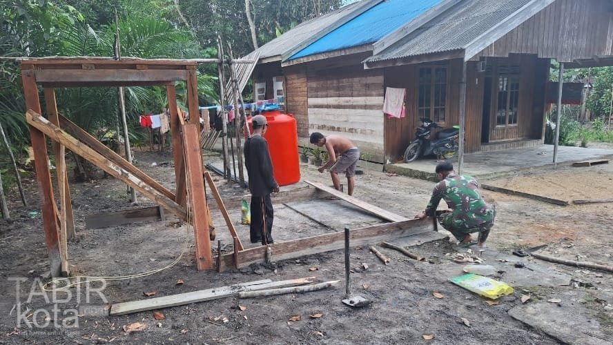 Satgas TMMD Kodim 1012/Buntok Pasang Bekisting Sumur Bor di Wungkur Baru