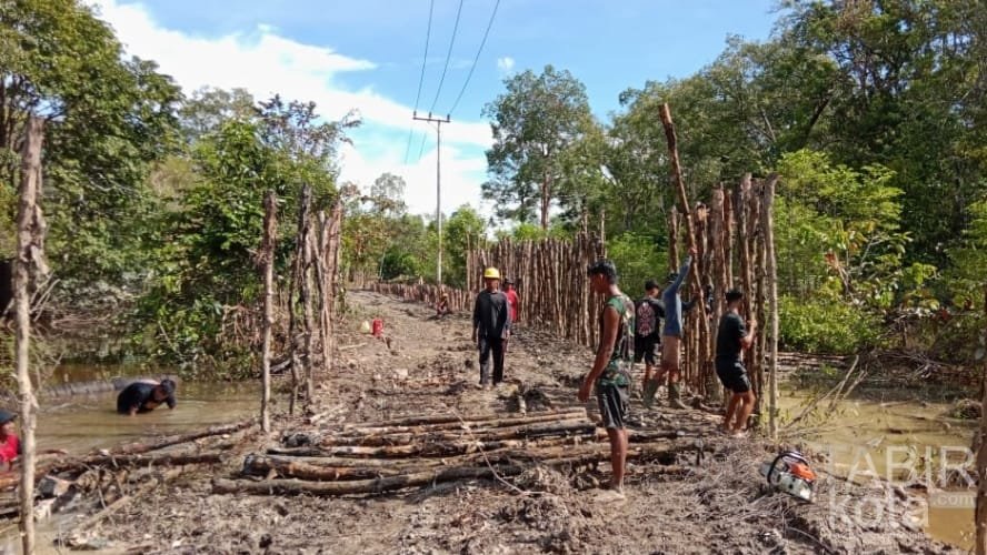 Perkuat Pondasi Jalan, Satgas TMMD Kodim 1012/Buntok Gotong Royong Pasang Cerucuk bersama Warga