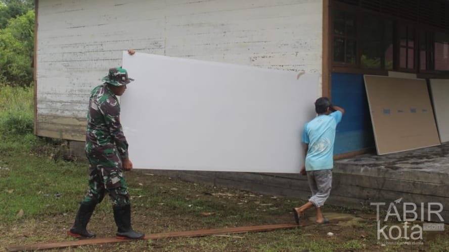 Renovasi SMPN 4 Karau Kuala, Satgas TMMD Kodim 1012/Buntok dan Warga Angkut Material