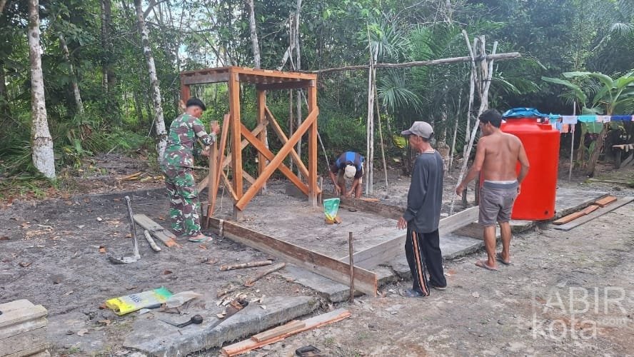 Usai Sumur Bor, Satgas TMMD Kodim 1012/Buntok Bangun Tembok Kran Air