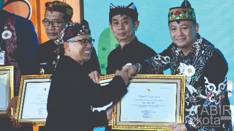 Bupati Barsel Terima Penghargaan Revitalisasi Bahasa Daerah dari Mendikdasmen RI