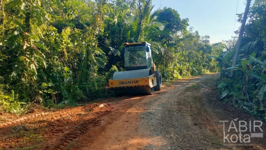 Padatkan Jalan, Satgas TMMD Kodim 1012/Buntok Gunakan Vibro dan Grader