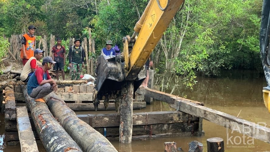 Satgas TMMD Kodim 1012/Buntok Bangun Jembatan Penghubung Talio dan Danau Ganting