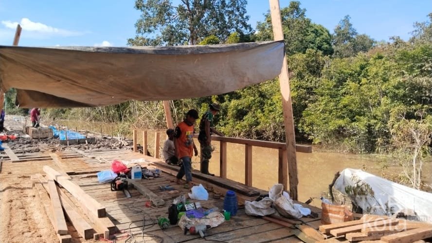 Satgas TMMD Kodim 1012/Buntok Lanjutkan Pembangunan Jembatan bersama Warga Talio
