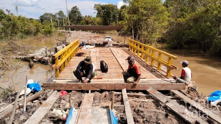 Satgas TMMD Kodim 1012/Buntok Kebut Pemasangan Papan Jembatan di Talio