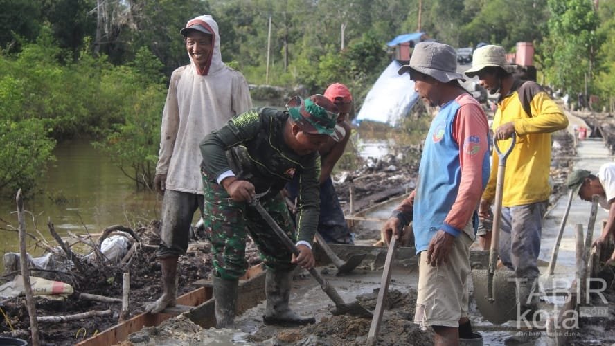 Satgas TMMD Kodim 1012/Buntok Gotong Royong Aduk Semen Manual