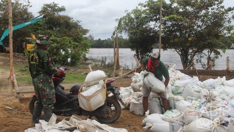 Angkut Sirtu ke Lokasi Pembangunan, Satgas TMMD Kodim 1012/Buntok Manfaatkan Sepeda Motor