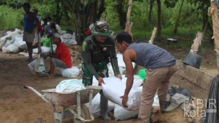 Bungkus Material Sirtu, Satgas TMMD Kodim 1012/Buntok Manfaatkan Karung Beras