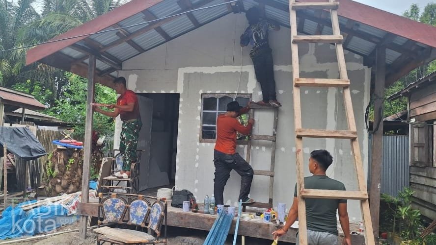 Satgas TMMD Kodim 1012/Buntok Rampungkan Tahap Akhir Renovasi RTLH di Wungkur Baru