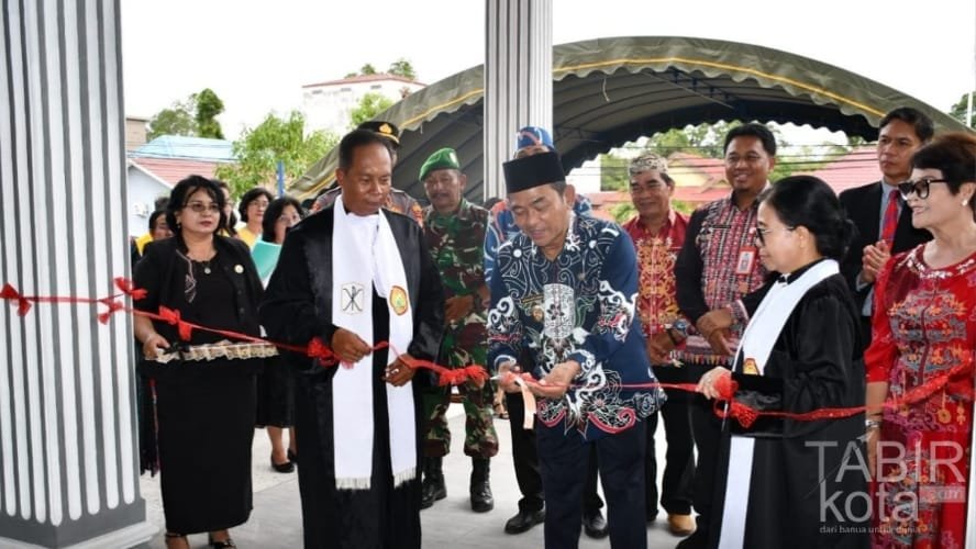 Wabup Barsel Resmikan Kantor Sekretariat Resort GKE dan Gereja Victoria Buntok