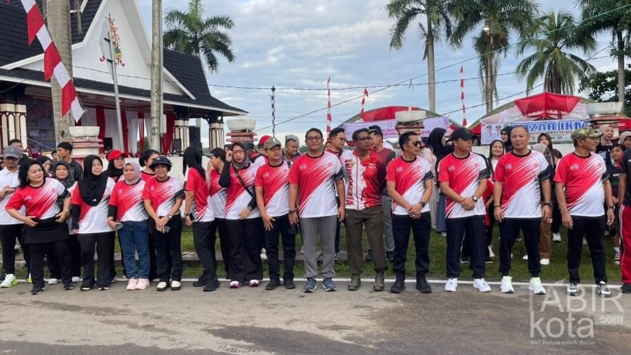 HUT Bhayangkara ke-79, Bupati Barsel Lepas Ribuan Peserta Jalan Santai