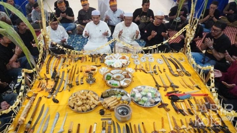 Lestarikan Budaya, Komunitas Wasaka Boemi Putera Gelar Tradisi Ma’aturi Dahar di Martapura