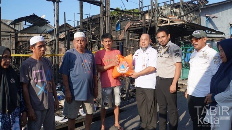 Respon Cepat Pasca Kebakaran, Pemkab Kotabaru Salurkan Bantuan kepada Warga Kotabaru Hulu