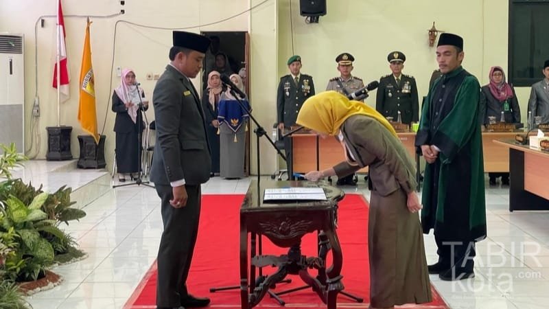 PAW Anggota DPRD HST Dilantik, Suryatin Hidayah Gantikan Haji Asoy